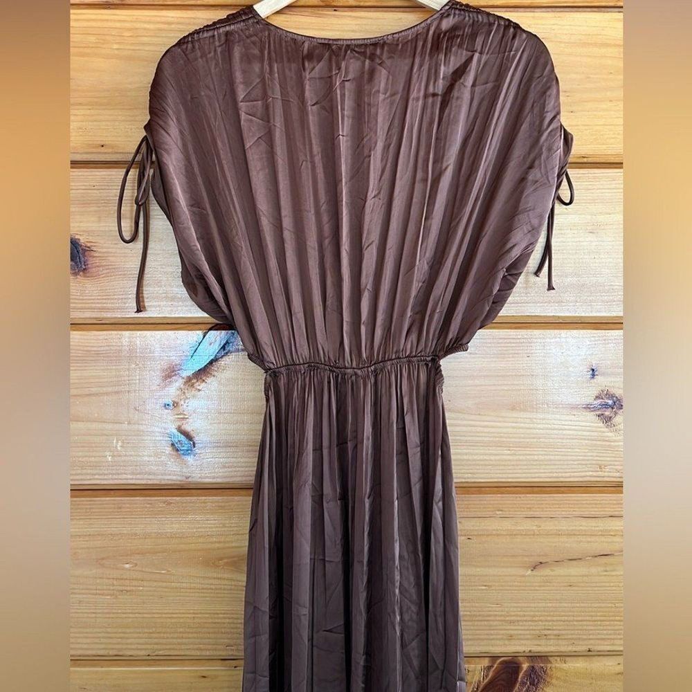 BROWN SATIN EFFECT CUT OUT PLEATEDMAXI DRESS L - Picture 8 of 9